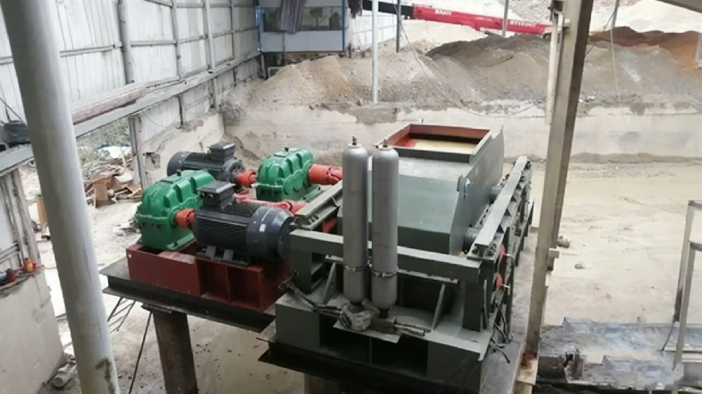 A Singaporean customer purchased a hydraulic double roll crusher from Kaituo Machinery on-site.